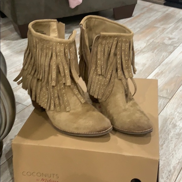 Boots - Picture 1 of 4